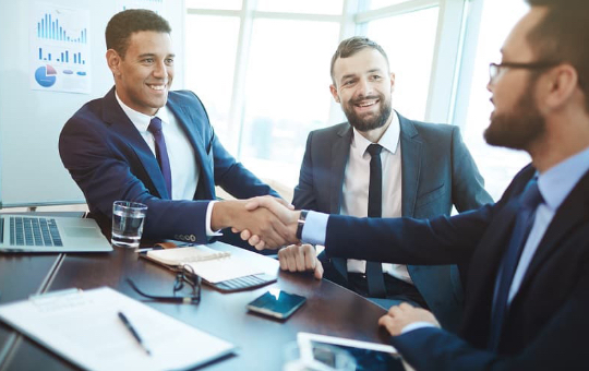 Empresarios sorrindo