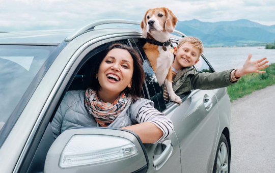 Familia feliz no carro
