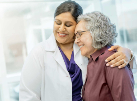 Doutora com paciente ambos sorrindo