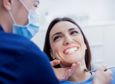 Doutora com paciente ambos sorrindo
